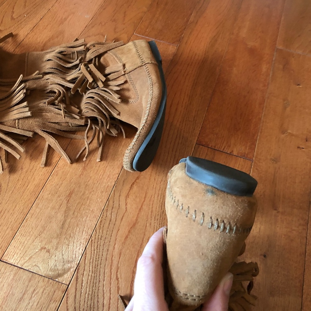 Minnetonka 3 Tier Fringe Boots - Picture 5 of 8